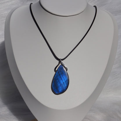 Hight Quality Labradorite Pendant – Transformation & Intuition #1