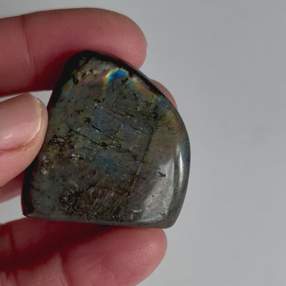 Labradorite Freeform – Protection & Transformation