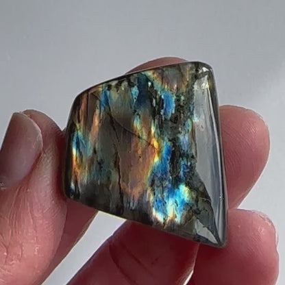 Labradorite Freeform – Protection & Transformation