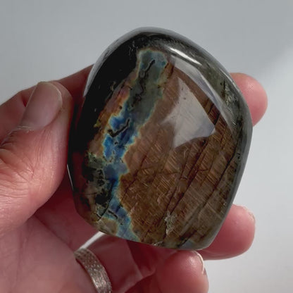 Labradorite Freeform – Protection & Transformation